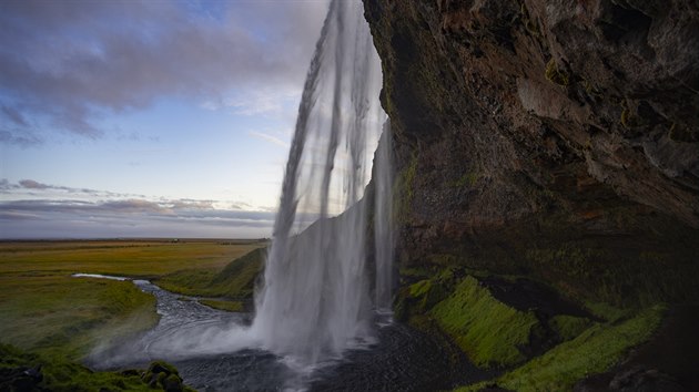 Islandsk krajina je neuviteln: rozeklan tmav hory, ze kterch stkaj vodopdy, protnaj dramatick mraky a nahoe vykukuje tyrkysov ledovec.