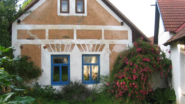 Chalupa s venkovskou zahradou a sadem se stala pro rodinu z Prahy druhm domovem, ke ktermu se chovaj s obrovskm respektem.