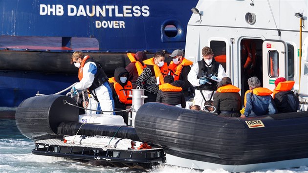 Loď s migranty připlula do přístavu v anglickém Doveru. (12. srpna 2020)