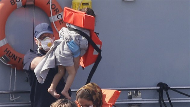 Pohraniční stráž se potýká s migranty v přístavu v anglickém Doveru. (12. srpna 2020)
