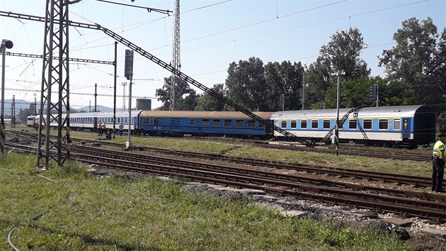 V železniční stanici Tišnov vykolejily dva vagony rychlíku. (13. srpna 2020)