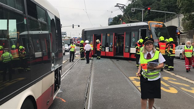 V Radlick ulici v Praze vykolejila tramvaj po stetu s autobusem MHD. (18. srpna 2020)