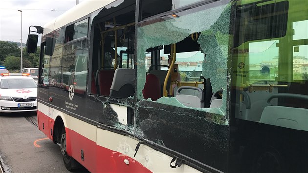 V Radlické ulici v Praze vykolejila tramvaj po střetu s autobusem MHD. (18. srpna 2020)