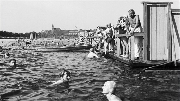 Koupání v pražských Žlutých lázních v roce 1949