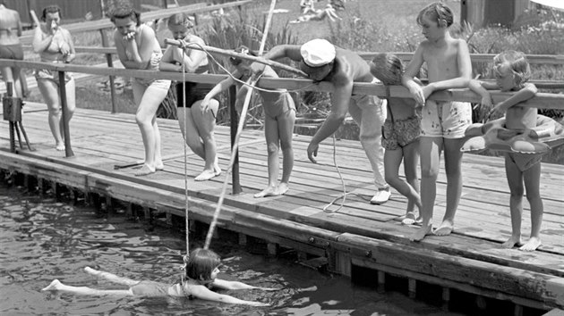 Plavčík při výuce plavání v Modrých lázních v Praze-Podolí (1951)