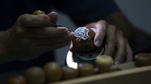 Módní doplněk mají klenotníci osázet 3  608 diamanty. (9. srpna 2020)