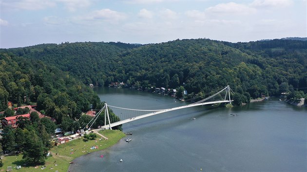 Mezi oběma snímky je tříletý rozdíl. Hladina vranovské přehrady letos v srpnu ve srovnání s listopadem 2017 obrovsky stoupla.