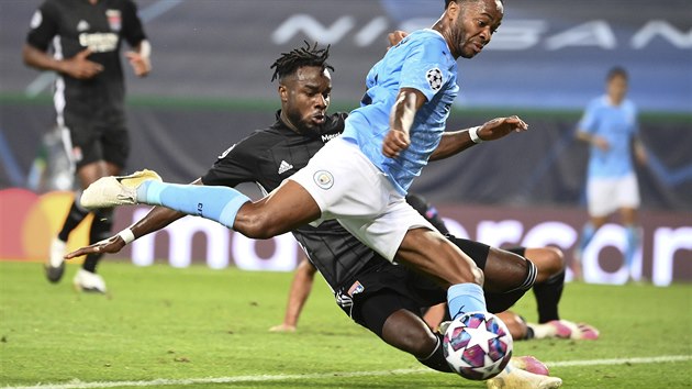 Raheem Sterling z Manchesteru City se t do ance, Maxwel Cornet z Lyonu jde do skluzu.