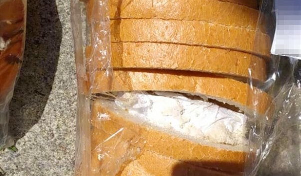 Drogový dealer převážel do Jihlavy asi padesát gramů pervitinu. Bílou krystalickou látku při cestě taxíkem schoval do vydlabaného bochníku chleba.
