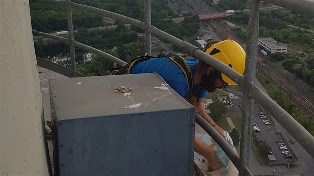 Ornitolog Vclav Beran ist sokol budku ve vce 130 metr na ochozu komna teplrny v Komoanech nedaleko Mostu.