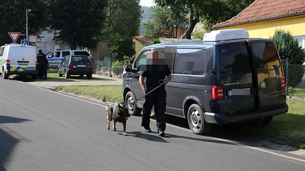 K domu v ter rno dorazili i dva psovodi se speciln vycvienmi psy urench na vyhledvn lid. Na mst se postupn prostdali