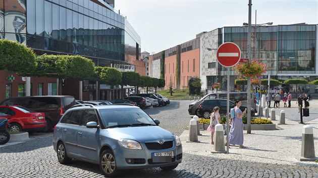 Na teplickm nmst Svobody se kolem radnice a nkupnho centra Fontna jezd od 1. ervence jen jednosmrn.