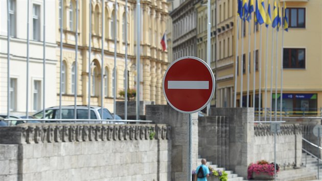 Ke zjednosmrnn sti nmst pistoupilo msto kvli vt bezpenosti chodc, kte se tu pohybuj. V horn sti na nmst navc navazuje p zna v Krupsk ulici.