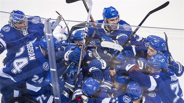 Hokejist Tampa Bay Lightning slav vtzstv v prodlouen. A ve 151. minut rozhodl Brayden Point.