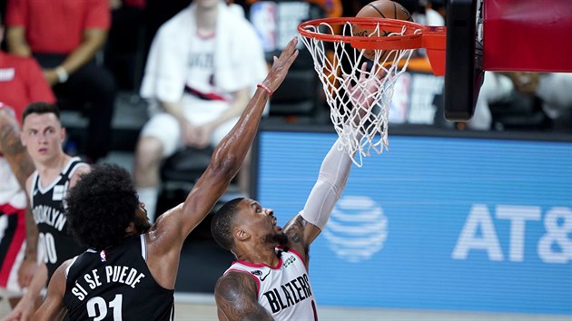 Damian Lillard z Portlandu zakonuje, brn ho Jarrett Allen z Brooklynu.