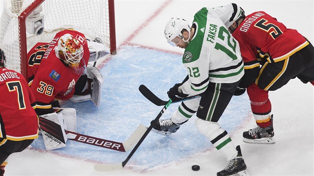 Brank Calgary Cam Talbot v pohotovosti, ped nm se tla do ance Radek Faksa z Dallasu.