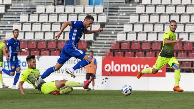 Šimon Falta uhání s míčem k v přípravném utkání Olomouce s Prostějovem.