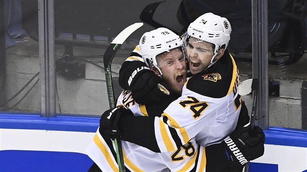 Ondej Kae (vlevo) a Jake DeBrusk bouliv slav gl Bostonu.