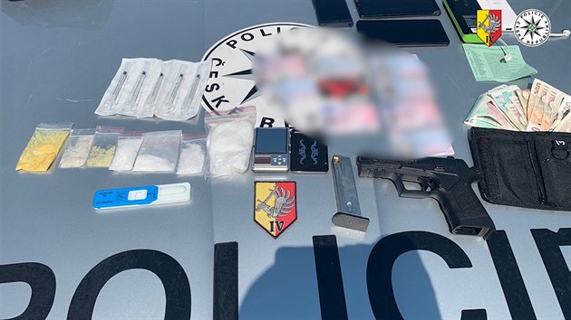 Policisté v Praze zadrželi drogového dealera na motocyklu