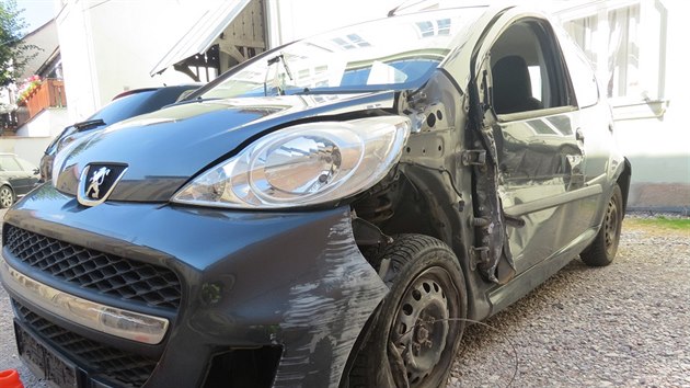Nabourané auto po šílené jízdě v centru Vrchlabí (17.8.2020).