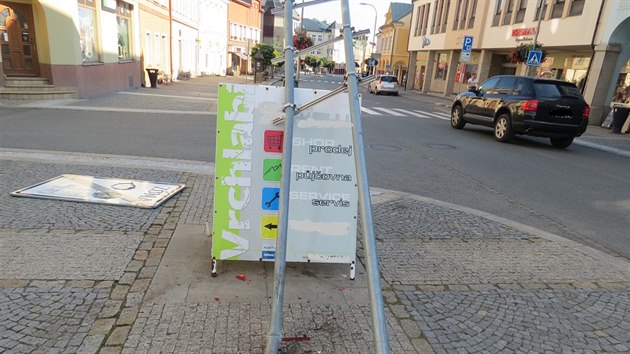 Poničená značka po šílené jízdě řidiče v centru Vrchlabí (17.8.2020).