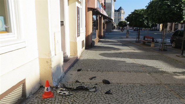 Řidič při šílené jízdě řidiče v centru Vrchlabí naboural i do domu (17.8.2020).