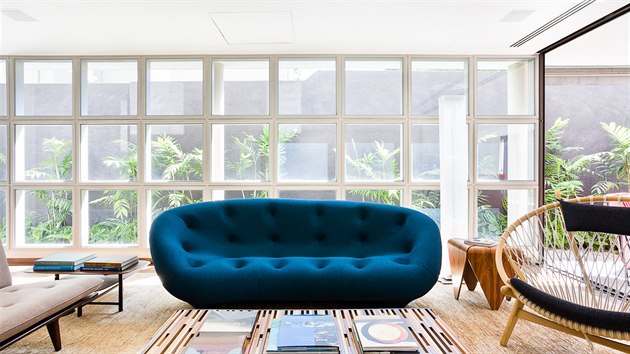 V obývacím pokoji je sedací nábytek francouzského výrobce Ligne Roset – pohovka Ploum v modré barvě či PP130 The Circle chair od značky PP Møbler.
