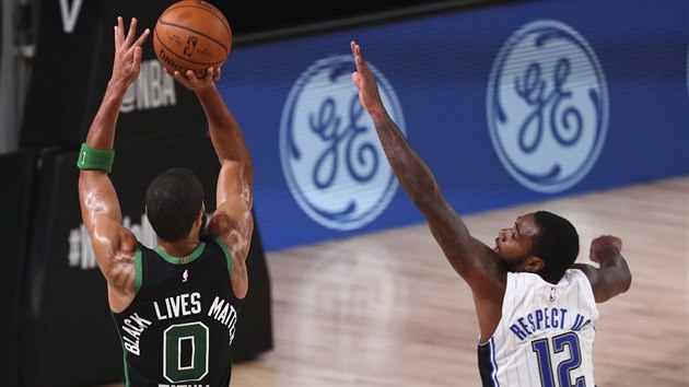 Jayson Tatum (vlevo) z Bostonu stl na ko,  brnit se ho sna Gary Clark z Orlanda.