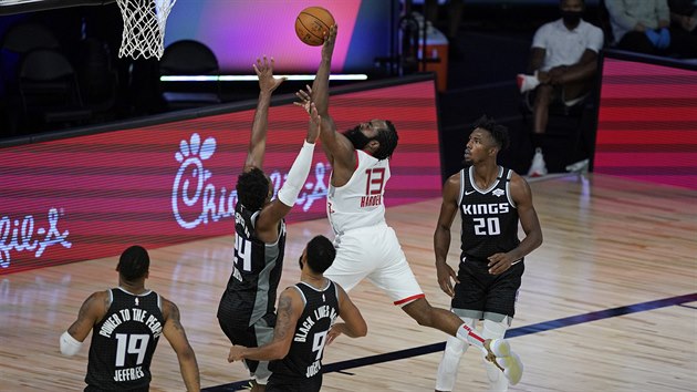 James Harden z Houstonu zakonuje na ko Sacramenta.