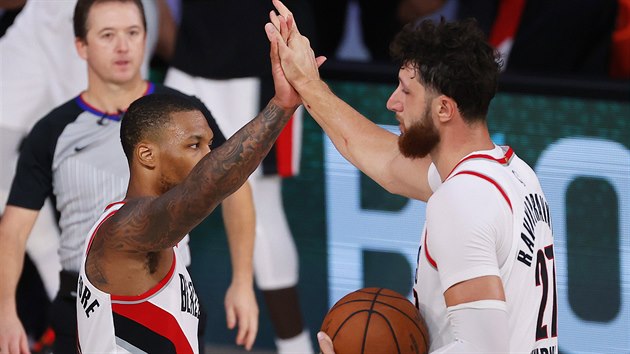 Damian Lillard (vlevo) a Jusuf Nurkic z Portlandu se raduj z vtzstv nad Torontem.