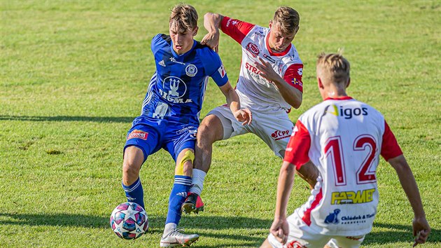 Obrnce Pardubic Michal Surzyn (uprosted) bojuje se soupeem o balon v utkn s Olomouc. Jej kmenov hr se prosadil ranou do ibenice a zadil nerozhodn vsledek 1:1.