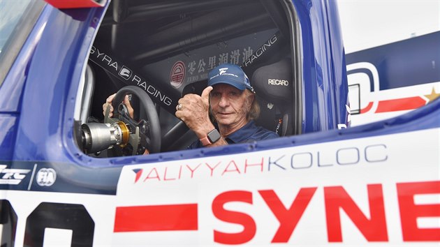 Slavn jezdec F1 Emerson Fittipaldi se na okruhu v Most projel truckem Buggryry.