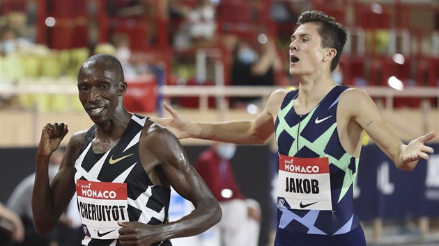 Kean Timothy Cheruiyot (vlevo) se raduje z triumfu v zvod na 1500 metr. Druh Nor Jakob Ingebrigtsen se sice tv zklaman, to ale jet mon netuil, e pekonal evropsk rekord.