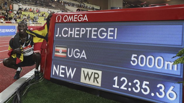 Ugandsk vytrvalec Joshua Cheptegei pzuje ped tabul s hodnotou novho svtovho rekordu v bhu na 5000 metr -  12:35.36.
