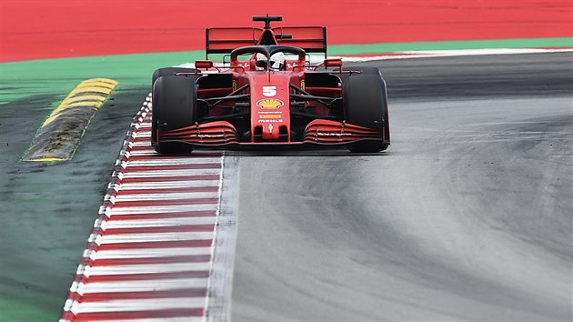 Sebastian Vettel z Ferrari ve Velk cen panlska F1.