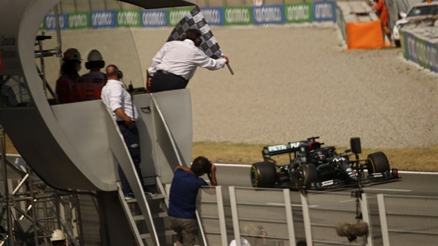 Lewis Hamilton z Mercedesu projd vtzn clem Velk ceny panlska F1.