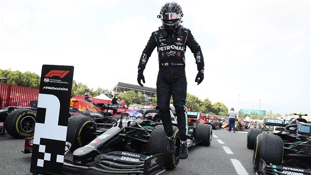 Lewis Hamilton z Mercedesu po vtzstv ve Velk cen panlska F1.