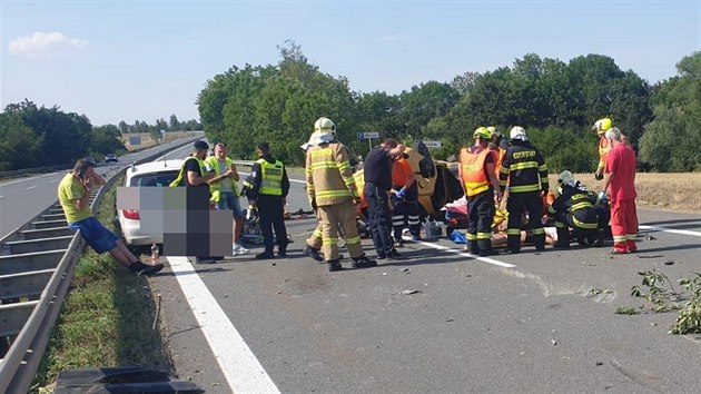 Nehoda na dlnici D7 skonila s jednm autem na stee. Ti lid jsou zrann. (13.8.2020)