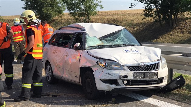 Nehoda na dlnici D7 skonila s jednm autem na stee. Ti lid jsou zrann. (13.8.2020)