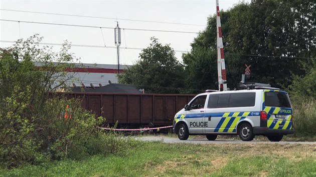 Srážka železničních vagonů s autem ve Mstěticích (14. srpna 2020)