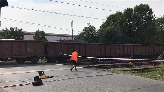 Srážka železničních vagonů s autem ve Mstěticích (14. srpna 2020)