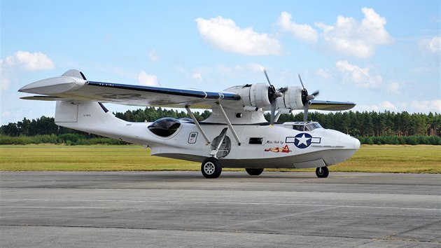 Na chebsk leteck den pilet mimo jin tak nejslavnj hydropln nmonictva Spojench stt za druh svtov vlky - Consolidated PBY Catalina. Takto se lidem pedstavil v roce 2012 na leteckm dni v Plzni - Lnch.