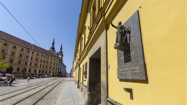 Pohled na Hanácká kasárna. Pětipatrová rozlehlá budova je v centru Olomouce prázdná od roku 2014.