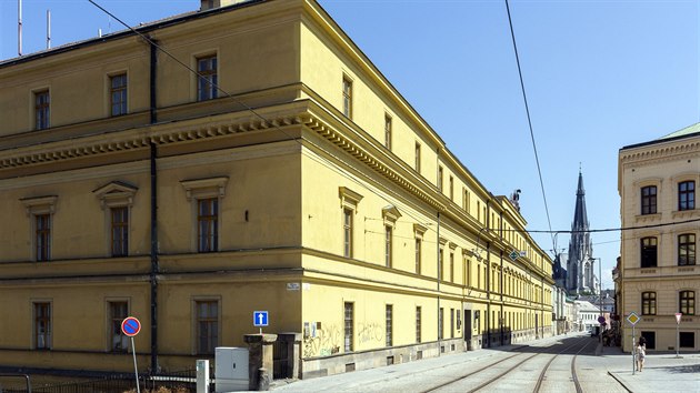 Pohled na Hanck kasrna. Ptipatrov rozlehl budova je v centru Olomouce przdn od roku 2014.