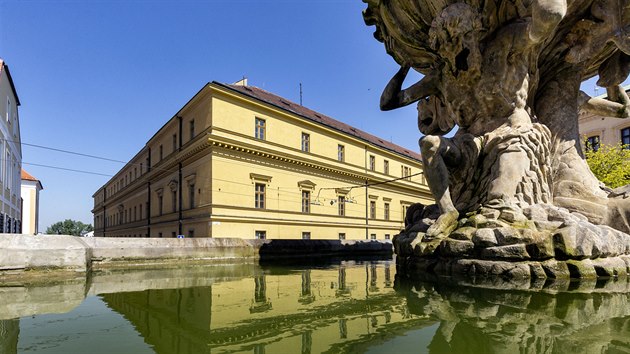 Pohled na Hanck kasrna. Ptipatrov rozlehl budova je v centru Olomouce przdn od roku 2014.