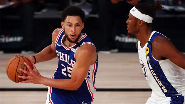 Ben Simmons (25) z Philadelphie najd kolem Mylese Turnera z Indiany.