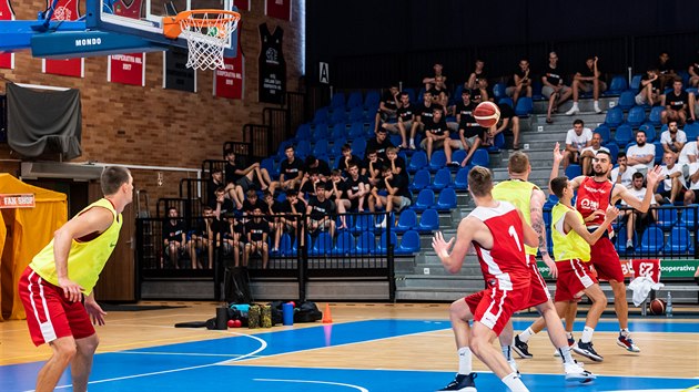 Tom Satoransk pihrv na trninku eskch basketbalist v Nymburce ped zraky mldenickch reprezentant.