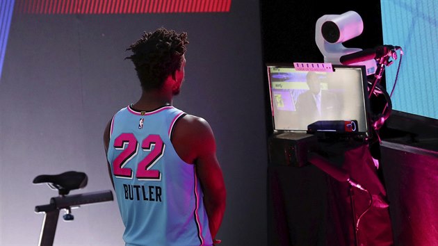 Jimmy Butler (22) z Miami pi pozpasovm rozhovoru