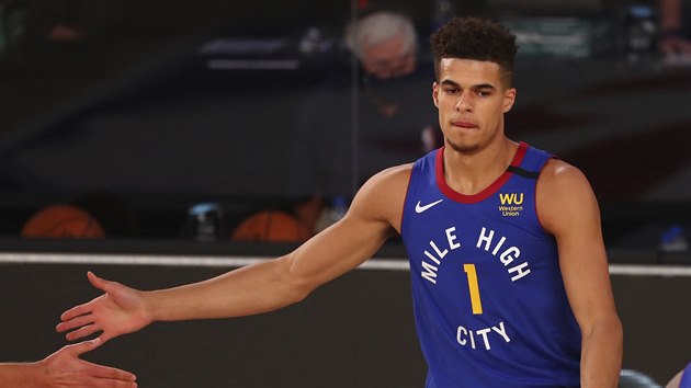 Michael Porter Jr. (1) se hecuje se spoluhri z Denveru.