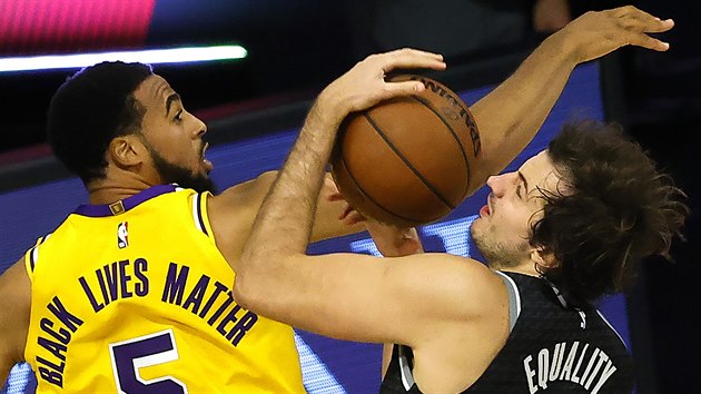 Talen Horton-Tucker (vlevo) z LA Lakers vyr�� m�� Nemanjovi Bjelicovi ze Sacramenta.